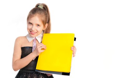 Elinde not defterleri ve klasörleri olan liseli bir kızın portresi. O, okulda çalışmayı gerçekten sevdiği için mutlu.