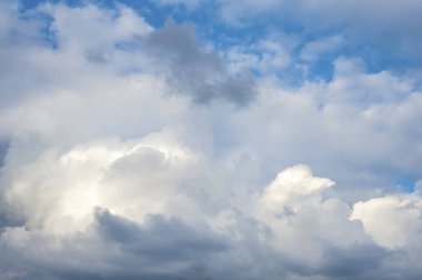 Yağmurdan önce görkemli bulutları olan güzel mavi gökyüzü. Gökyüzü arkaplanı