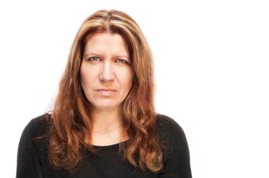 Beyaz arka planda kızgın bir yüzü olan güzel, üzgün bir kadın. İzole edilmiş. Mesaj için yer. Yatay