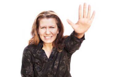 Orta yaşlı kadın elini öne çekti ve beyaz arka plana bağırdı. Şiddete karşı. O, siyah bir gömlek giydi. İzole edilmiş