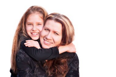 Genç kız uzun bir kavgadan sonra beyaz bir zeminde annesine sarılıyor. Birbirlerini anladıkları ve gülümsedikleri için ikisi de mutlu.