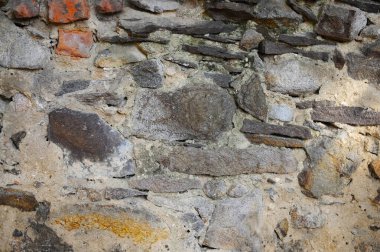 Çit büyük taşlar ve eski tuğlalardan yapılmıştır. İyi bir doğal geçmiş