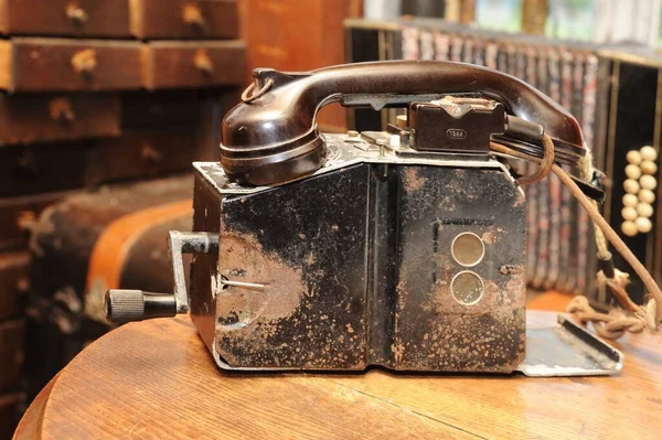 Vieil Appareil Téléphonique Brun Est Installé Sur Une Table Bois — Photo