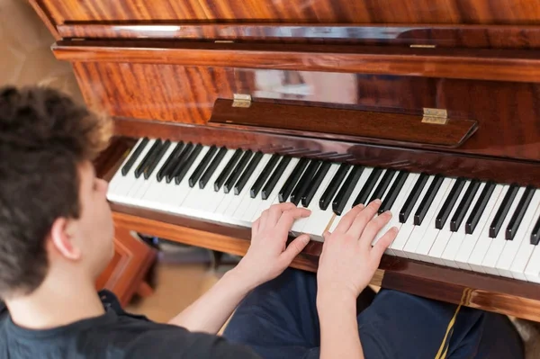 Adolescente Impegnato Musica Casa Studia Nuovi Lavori Musicali Suona Pianoforte — Foto Stock