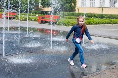 Yazın çeşmede çalan uzun saçlı, güzel bir genç kız. Su pınarları ve kahkahalar arasında koşuyor. Yatay