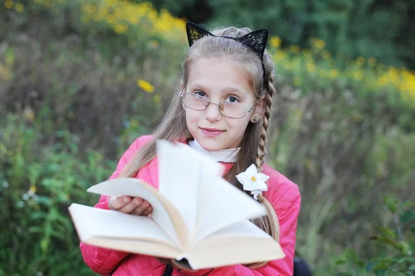 Mladá Dívka Vypadá Jako Učitelka Brýlemi Knihou Rukou Nabízí Dětem — Stock fotografie