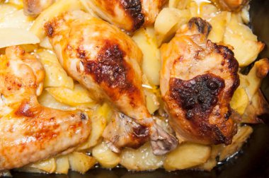 Tavuk bacağı ve kanatları evde fırında patatesle birlikte pişirildi. Ev fırınında patatesle pişirilmiş tavuk budu ve kanatları evde pişirilmiş tavuk ve patatesten yapılan lezzetli bir aperatif.