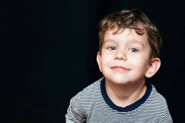 Portret Pięknego Chłopca Czarnym Tle Chłopak Duże Niebieskie Oczy Uśmiecha — Zdjęcie stockowe