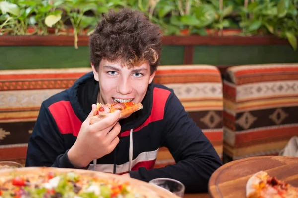 Прекрасный Счастливый Подросток Брекетами Зубах Отдыхающий Кафе Идущий Пиццу Любит Стоковое Фото
