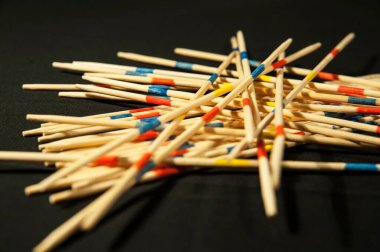 Siyah arka planda tahta sopaları olan herkes için ilginç bir oyun.