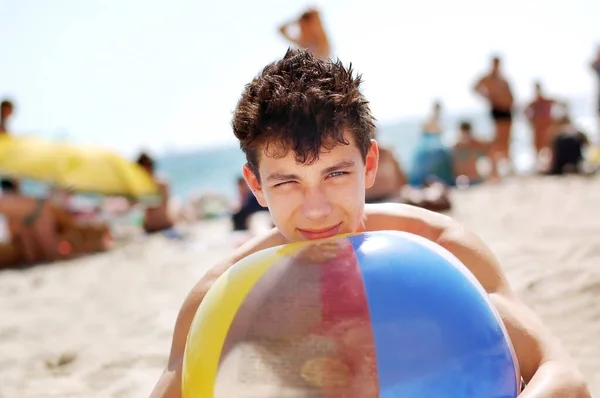 Портрет Мальчика Подростка Который Счастлив Отдыхать Летом Пляже Моря Загорать — стоковое фото