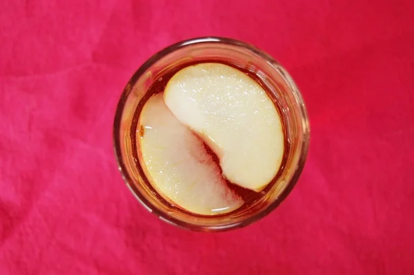 Leckeres Sommerapfelgetränk Mit Apfelscheiben Glasbecher Kopierraum — Stockfoto