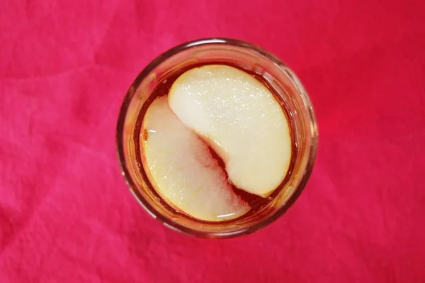 Lekker Zomers Appeldrankje Met Schijfjes Appels Een Glazen Kopje Kopieerruimte — Stockfoto