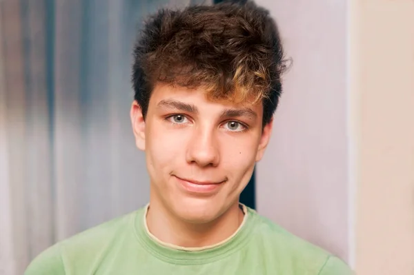 Portrait Une Belle Adolescente Aux Cheveux Foncés Avec Joli Sourire — Photo