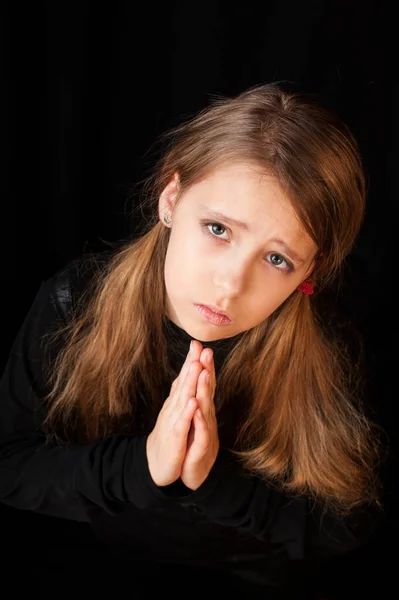 Молодая Блондинка Молится Жалко Смотрит Вперед Черном Фоне Девушка Грустит Стоковое Изображение