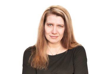 Beyaz arka planda, uzun boyalı saçlı, orta yaşlı güzel bir kadın. Kadın mutlu, çünkü son zamanlarda saçlarını griye boyadı.