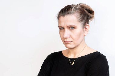 Bir kadın, başı ağrıdığı ve saçları ağarmaya başladığı için üzülür. Bir kadın daha genç ve taze görünmek için kuaföre saç boyamaya gidiyor. Sağlık ve Yaşlanmaya Karşı Konsept