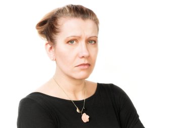 Beyaz bir arka planda üzgün bir yüzü olan orta yaşlı güzel bir kadın. Bir kadının başı ağrır. Mesaj için yer. İzole edilmiş