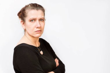 Gri arka planda üzgün orta yaşlı bir kadın. Bir kadının kötü bir ruh hali vardır çünkü saçları ağarmaya başlar ve teni her zamanki gibi güzel değildir. Metin için yer