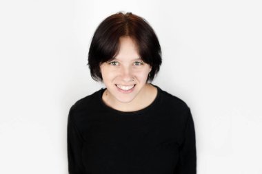 Güzel bir gülümseme ve parlak bir geçmişi olan genç bir kızın sağlıklı beyaz dişleri, kız gülümsüyor, kısa burunlu saçları ve burun piercing 'i var, diş konsepti.