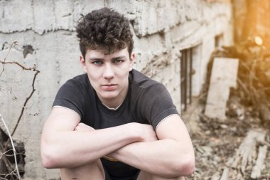 Hüzünlü, ciddi bir yüzü olan bir genç eski evin yanında oturuyor ve arkadaşlarıyla tartıştığına pişman oluyor. Çocuğun karmaşık bir ergenlik yaşı var.