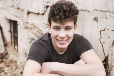 Yakışıklı bir çocuk tamir için gittiği eski evde dinleniyor. Adamın büyüleyici bir gülümsemesi ve dişlerinde diş telleri var. Diş Konsepti