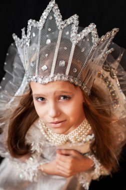 Kar Kraliçesi 'nin taç giymiş güzel bir genç kızın portresi ve karnaval kostümü. Üst Manzara. Dikey. Kız yeni yıla hazırlanıyor, Noel tatiline.