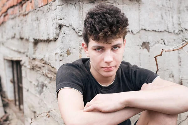 Güzel ama üzgün bir genç, terk edilmiş eski bir evin yanında oturuyor. Adam, ailesiyle kavga edip evi terk ettiği için kızgındı.