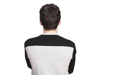 Genç, tüm dünyadan rahatsız olur, özellikle onu anlamayan arkadaşlarından, kameraya arkasını döner, izole edilmiş, dikiz aynasından.