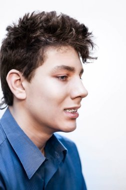 Diş telleri, dikey, diş konsepti olan profilli bir çocuğun portresi. Çocuk zaten diş teli takmaktan yorulduğu için üzgün.