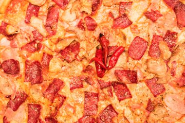 Gerçek gurmeler için pizza, baharatlı yemek severler. Peynirli, sosisli ve kırmızı biberli lezzetli pizza. Üst görünüm