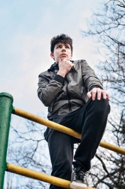 Ergenlik çağındaki bir çocuk sokakta spor yaptıktan sonra barda oturup dinlenir. Endişeli ve umutlu bir adam geleceği gibi görünür. Okuldan sonra nereye gideceğini düşünüyor.