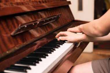 Evde bir çocuk kompleks bir müzikal kompozisyon öğreniyor ve onu bir piyanoda çalıyor. Bir ergen, bir müzik okulunda final sınavlarına hazırlanıyor. Boşluğu kopyala