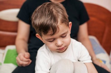 Küçük bir çocuk kendini kötü hisseder. Boğazı ağrıdığı için hastalanır ve ağlar. Çocukla birlikte bir anne oturur ve ona ilaç verir.