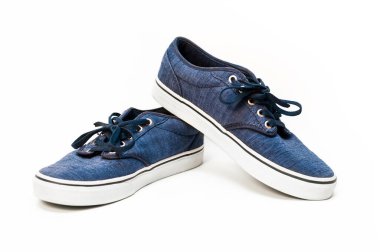 Spor ve rahat yürüyüşler için beyaz arka planlı mavi spor ayakkabılar. İzole edilmiş. Boşluğu kopyala