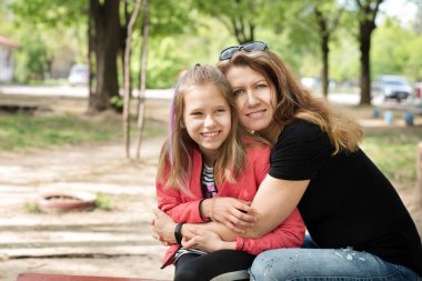 Ergenlik çağına giren bir kız annesiyle eğlenir. Bir kadın kızına sarılır, birlikte oldukları için mutludurlar. Aile kavramı ve deneyimin nesilden nesile aktarılması