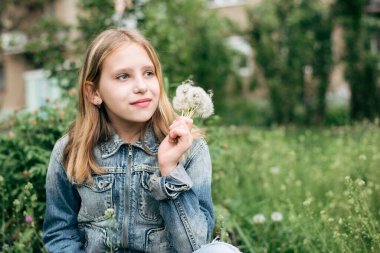 Baharda güzel bir genç kız bir buket karahindiba ve rüya gibi bakışlarla çimenlerde oturur. Kız, onu sevecek iyi bir oğlanın hayalini kurar.