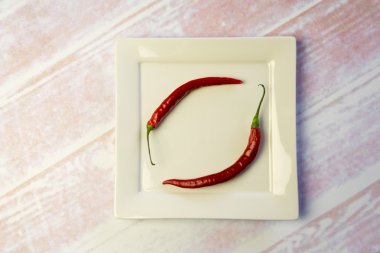 Beyaz kare plaka iki kırmızı biber ile