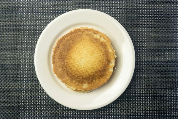 Beyaz yuvarlak tabak tatlı kurabiye yığını ile — Stok fotoğraf