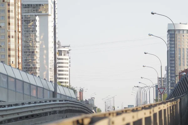 Foto Uma Seção Expressway Com Cercas Fileiras Dispositivos Iluminação Pública — Fotografia de Stock