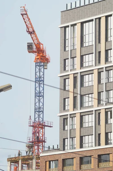 Een Sequentiële Constructie Van Verschillende Hoogbouw Gebouwen Voorgrond Een Afgewerkt — Stockfoto