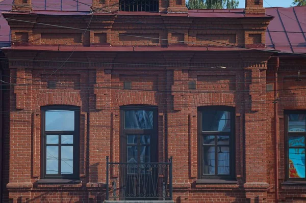 Foto Uma Parte Fachada Edifício Antigo Tijolo Vermelho Escuro Com — Fotografia de Stock