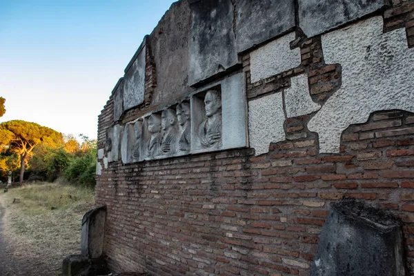 Rome, along the ancient Appia you will come across several bas-reliefs — Stock Photo, Image
