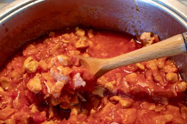 Tavuk sosu dolu bir tencere..