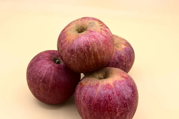 A pyramid of Annurche apples — Stock Photo, Image