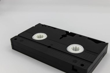 Ön planda eski VHS 'den yapılmış bir merdiven var.