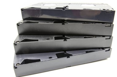 Ön planda eski VHS 'den yapılmış bir merdiven var.