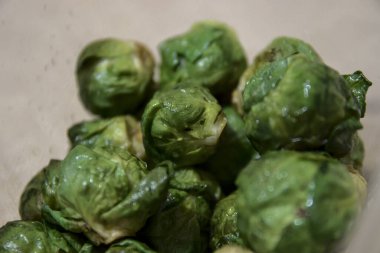 Ön planda, filizler pişiyor..