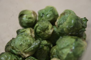 Ön planda, filizler pişiyor..