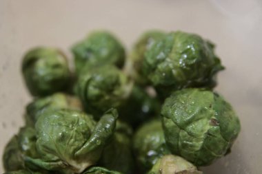 Ön planda, filizler pişiyor..